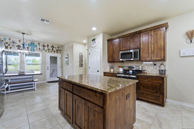 776 Crestview, Floresville, TX 78114
