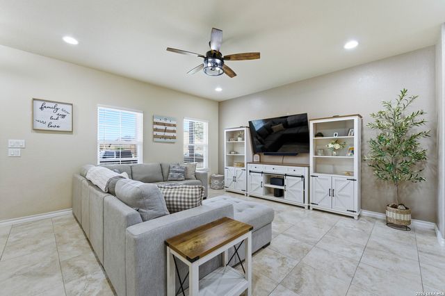 776 Crestview, Floresville, TX 78114