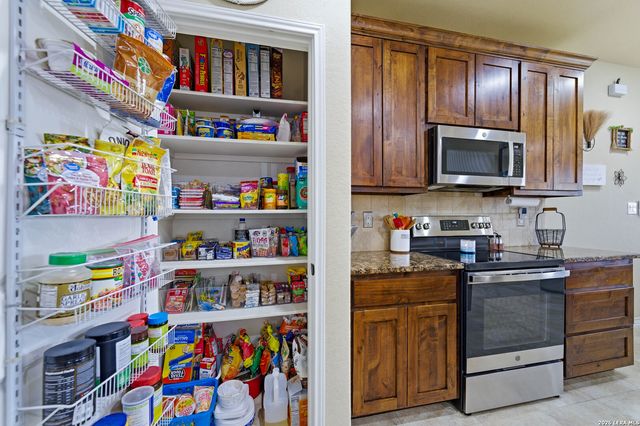776 Crestview, Floresville, TX 78114