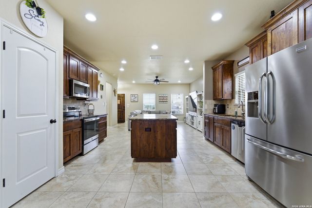776 Crestview, Floresville, TX 78114