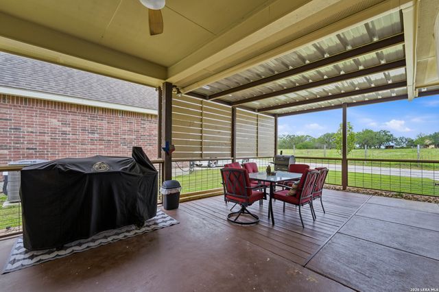 776 Crestview, Floresville, TX 78114