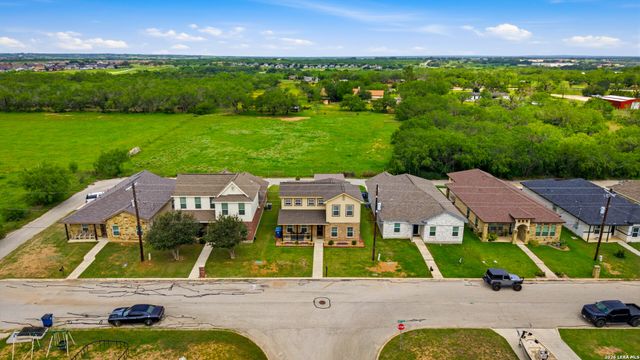 776 Crestview, Floresville, TX 78114