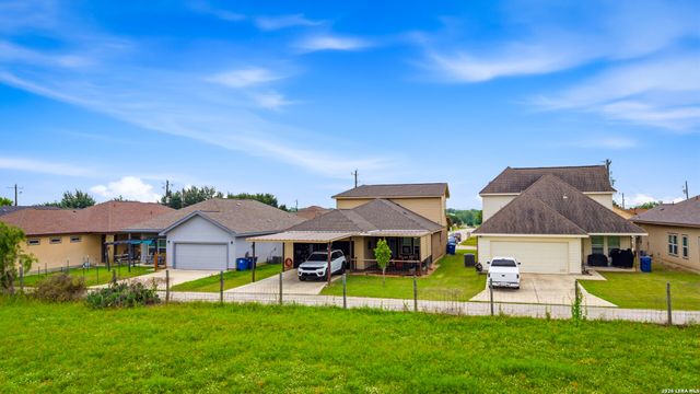 776 Crestview, Floresville, TX 78114