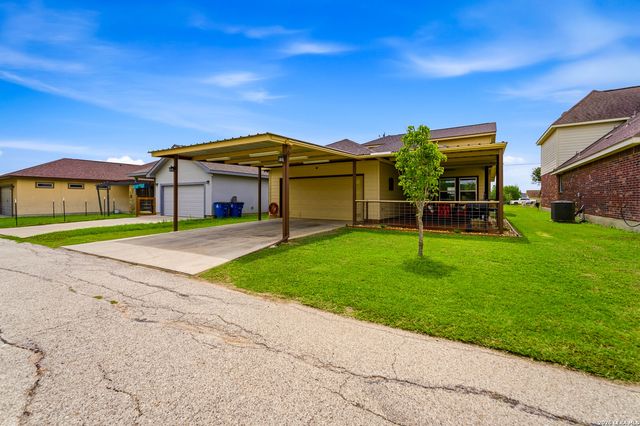776 Crestview, Floresville, TX 78114