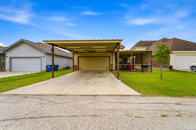 776 Crestview, Floresville, TX 78114