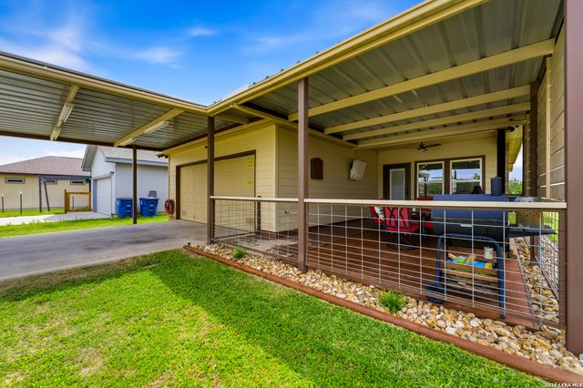 776 Crestview, Floresville, TX 78114
