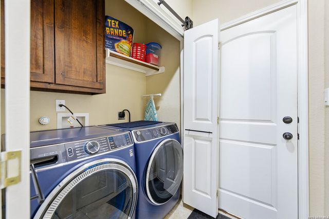 776 Crestview, Floresville, TX 78114