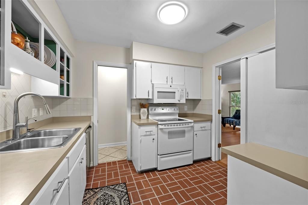 Image 16 of property listing at 3312 W CARRINGTON STREET, Tampa, FL 33611