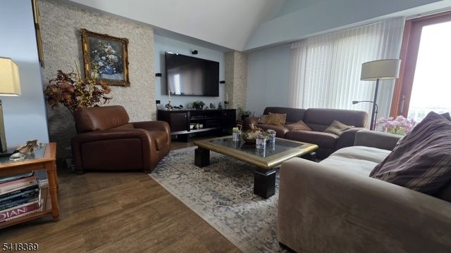 10081 Shearwater Ct 81, Jersey City, NJ 07305