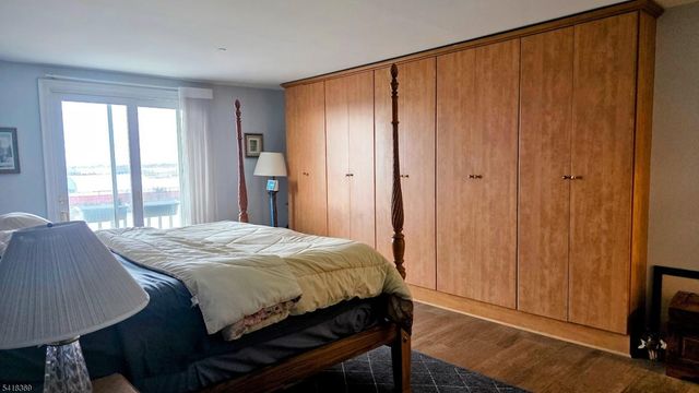 10081 Shearwater Ct 81, Jersey City, NJ 07305