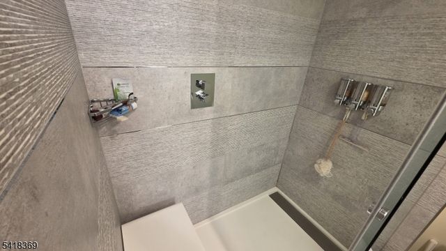 10081 Shearwater Ct 81, Jersey City, NJ 07305