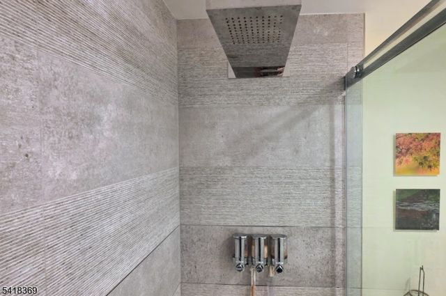 10081 Shearwater Ct 81, Jersey City, NJ 07305