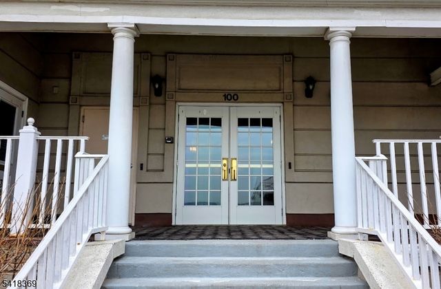 10081 Shearwater Ct 81, Jersey City, NJ 07305