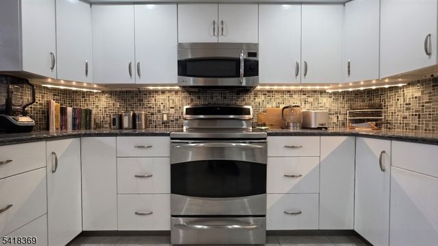 10081 Shearwater Ct 81, Jersey City, NJ 07305