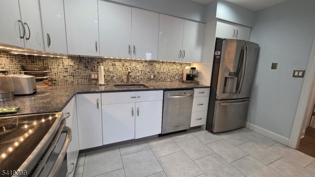 10081 Shearwater Ct 81, Jersey City, NJ 07305