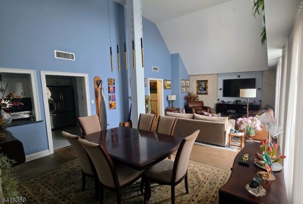 10081 Shearwater Ct 81, Jersey City, NJ 07305