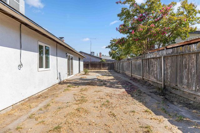 1407 E D St, Oakdale, CA 95361
