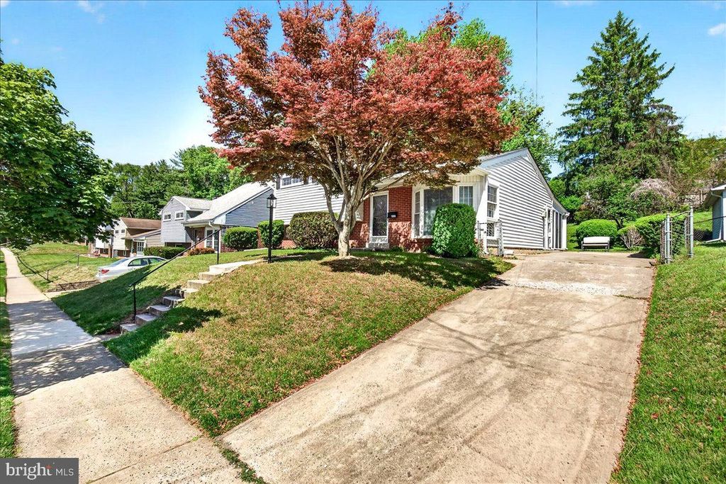 Image 2 of property listing at 13016 TURKEY BRANCH PKWY, Rockville, MD 20853