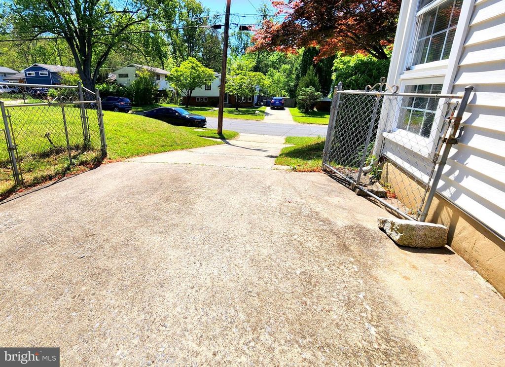 Image 32 of property listing at 13016 TURKEY BRANCH PKWY, Rockville, MD 20853