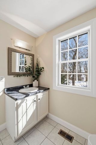 52 Packards Ln 4, Quincy, MA 02169