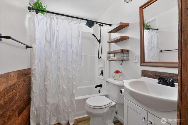 5696 E Collins Road, Port Orchard, WA 98366
