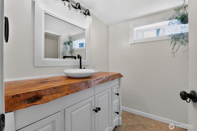 5696 E Collins Road, Port Orchard, WA 98366