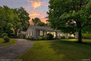 355 Rivard Boulevard, Waterford Charter Township, MI 48327