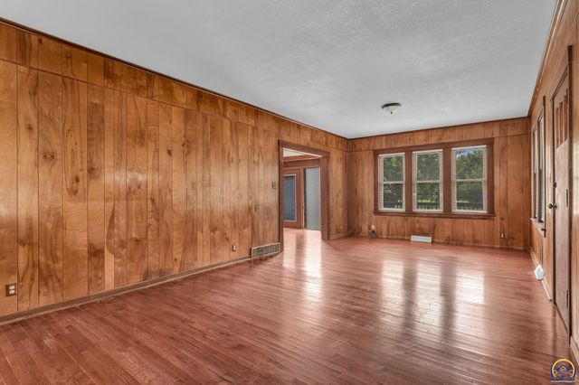 1830 NW Tyler ST, Topeka, KS 66608