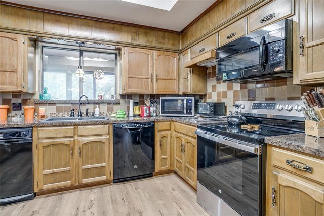 117 Cliffside Drive N, Burleson, TX 76028