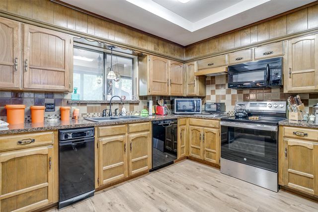 117 Cliffside Drive N, Burleson, TX 76028