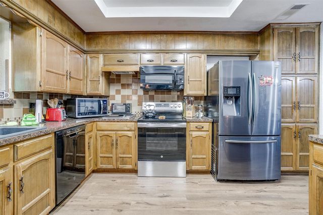 117 Cliffside Drive N, Burleson, TX 76028