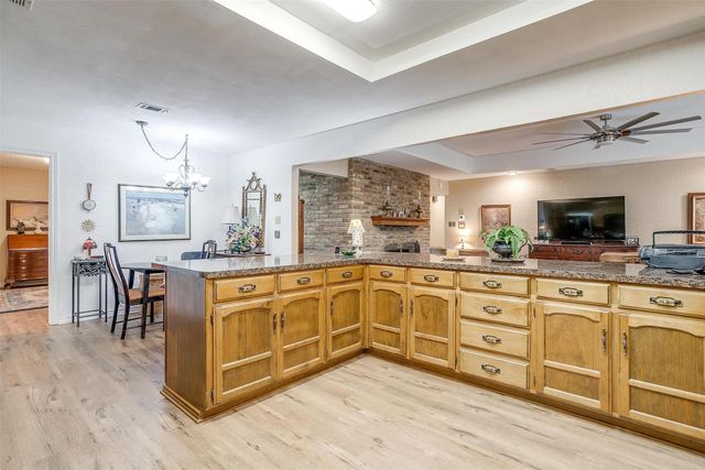 117 Cliffside Drive N, Burleson, TX 76028