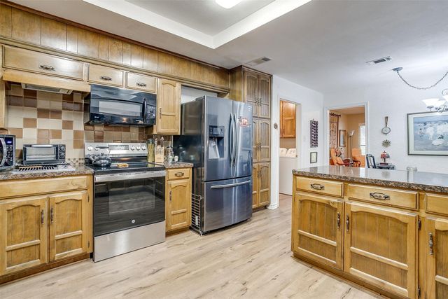 117 Cliffside Drive N, Burleson, TX 76028