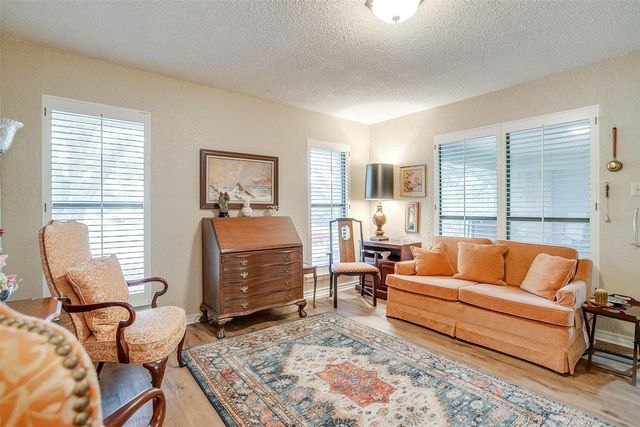 117 Cliffside Drive N, Burleson, TX 76028