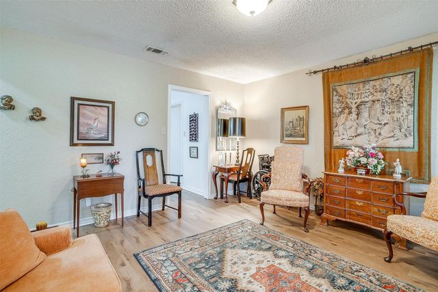 117 Cliffside Drive N, Burleson, TX 76028