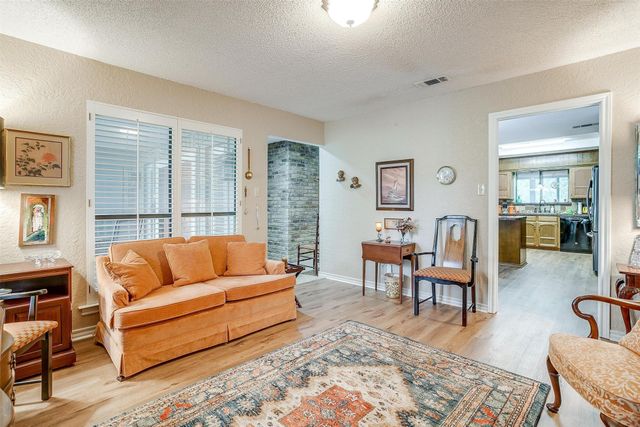 117 Cliffside Drive N, Burleson, TX 76028