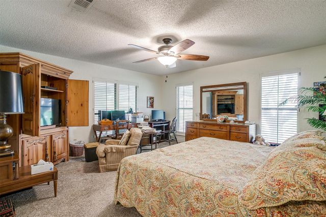 117 Cliffside Drive N, Burleson, TX 76028