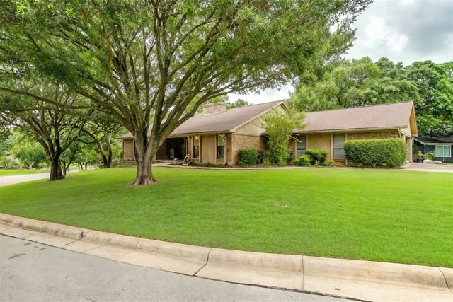 117 Cliffside Drive N, Burleson, TX 76028