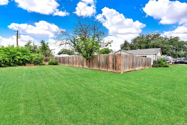 801 26TH ST, Hondo, TX 78861
