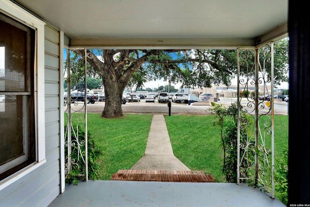 801 26TH ST, Hondo, TX 78861
