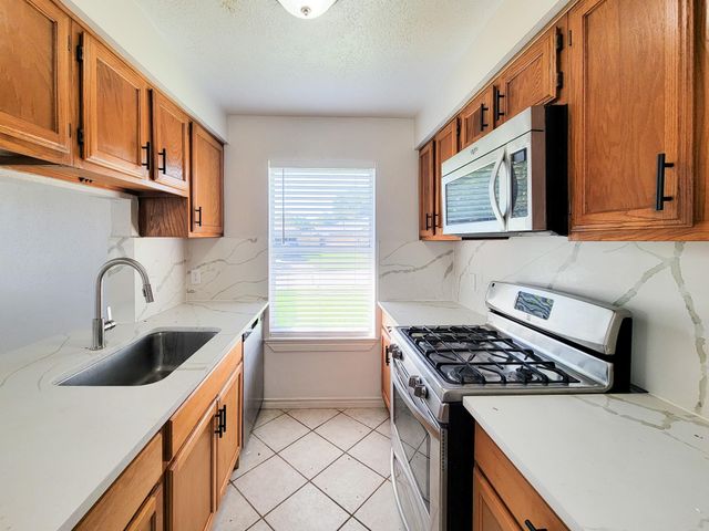10102 Park Lane, La Porte, TX 77571