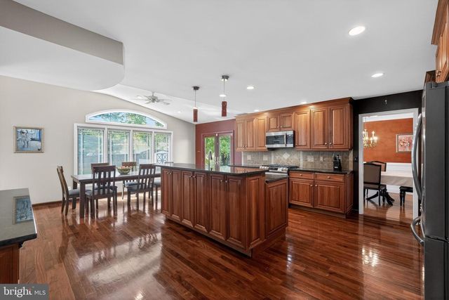 248 CARRIAGE HILL DR, Moorestown, NJ 08057