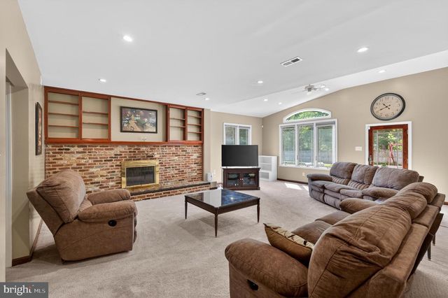 248 CARRIAGE HILL DR, Moorestown, NJ 08057