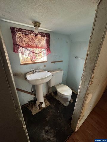 40121 Lacomb Dr, Lebanon, OR 97355