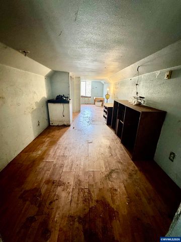 40121 Lacomb Dr, Lebanon, OR 97355