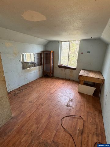 40121 Lacomb Dr, Lebanon, OR 97355