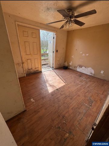 40121 Lacomb Dr, Lebanon, OR 97355