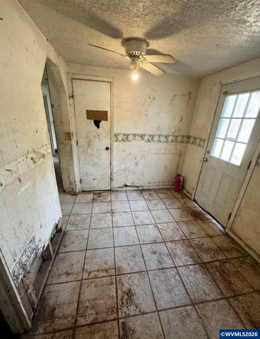 40121 Lacomb Dr, Lebanon, OR 97355