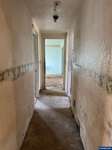 40121 Lacomb Dr, Lebanon, OR 97355