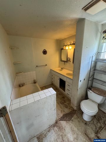 40121 Lacomb Dr, Lebanon, OR 97355